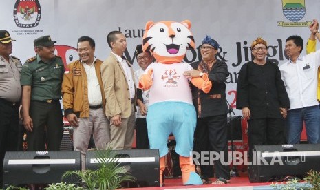 Penampilan Si Maung maskot Pilwalkot Bandung 2018, saat di launching di Alun-alun Ujungberung, Kota Bandung, Rabu (27/9). 