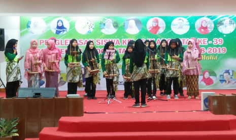 Penampilan siswa memainkan angklung di acara Wisuda siswa MTsN 1 Bogor, Selasa (30/4)