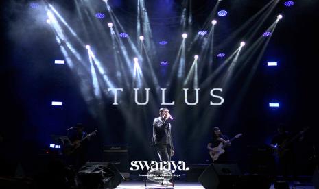 Penampilan solois Tulus menutup rangkaian festival musik Swaraya, Ahad (26/6) petang.