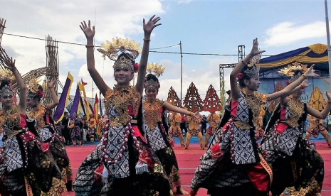 Penampilan tarian sapta pesona Indonesia dalam Gebyar Pesona Budaya Garut di Lapang SOR Ciateul, Kamis (22/2). 