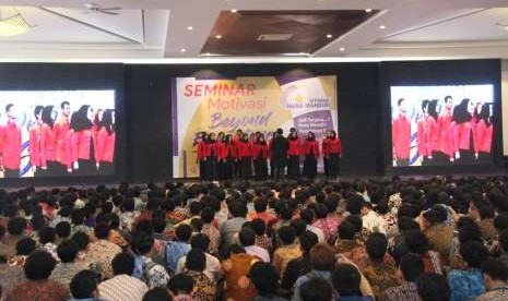 Penampilan UKM paduan suara STMIK Nusa Mandiri di Semot  2018.