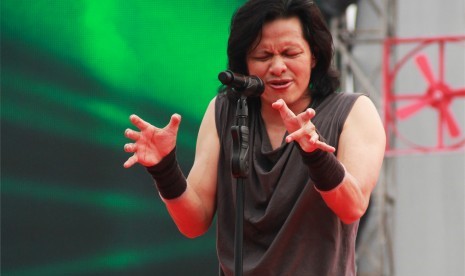 Penampilan vokalis GIGI band, Armand Maulana, di salah satu pertunjukan musik besar Indonesia. 