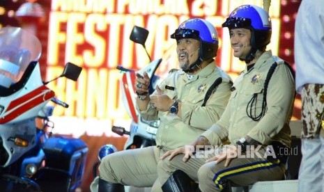 Penampilan Warkop DKI Reborn, Tora Sudiro (kanan) dan Indro (kiri) pada Festival Film Bandung (FFB) di Monumen Perjuangan Jawa Barat, Kota Bandung, Sabtu (24/9).