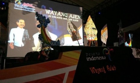 Penampilan wayang ajen di festival pasar terapung, Kalimantan Selatan.