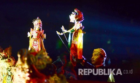 Penampilan wayang golek pada acara HUT ke-56 Bank BJB, di gedung pusat Bank BJB, Jl Ir Sukarno, Kota Bandung, Sabtu (20/5). 