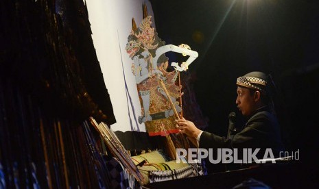 Penampilan wayang kulit Indramayu lakon 'Hanoman Duta' oleh Ki Dalang Dian Pradita Kusuma, dari Satria Langen Budaya, Kabupaten Indramayu, Jawa Barat, di GK Rumentang Siang, Kota Bandung, Sabtu (16/4) malam.