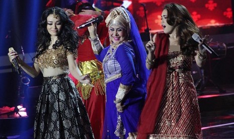 Penampilan Zaskia Gotik (kiri) tampil bersama Elvy Sukaesih dan Ayu Ting Ting.