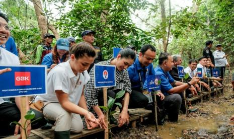 Penanam bakau di Mangrove Ecotourism Center PIK, Selasa (22/8/2023), merupakan simbolis dimulainya kick off dari rangkaian Sustainability oleh Panitia Pelaksana Lokal (LOC) FIBA WC 2023 Indonesia, bekerja sama dengan Fairatmos. 