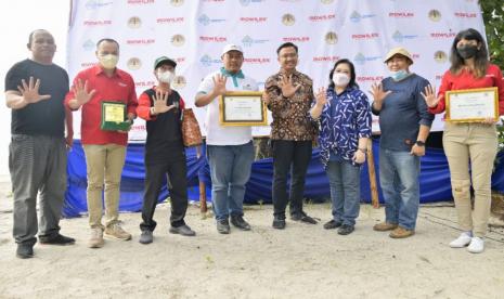 Penanaman 10 ribu bibit mangrove di kawasan Hutan Kemasyarakatan (Hkm) Seberang Bersatu, Desa Juru Seberang, Tanjung Pandan, Kabupaten Belitung, Provinsi Bangka Belitung (Babel) pada Jumat (9/9/2022). 