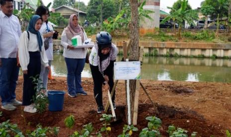 Penanaman 70 pohon di sepanjang bawah Tol Becakayu oleh BPJS Ketenagakerjaan