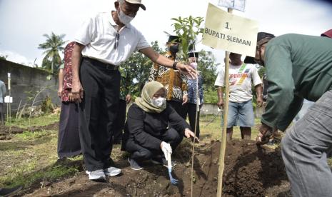 Penanaman bibit pohon oleh Bupati Sleman dalam rangka dimulainya Kebun Pendidikan MI Muhammadiyah Al Muttaqien di Kapanewon Sleman, DIY.