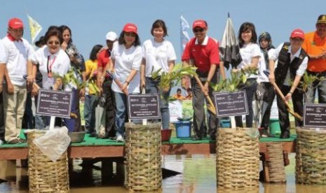 Penanaman mangrove di ajang Tour de Singkarak 2014