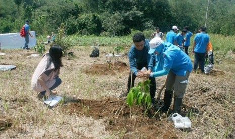 Penanaman pohon dalam rangka hari bumi.