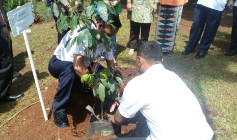 Penanaman pohon dalam rangka Hari Bumi dan Hari Kartini Palyja.