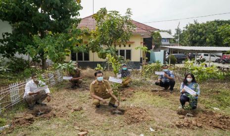 Penanaman pohon secars simbolis di Desa Karamulya, Kabupaten Karawang, Jawa Barat, Selasa (19/10).