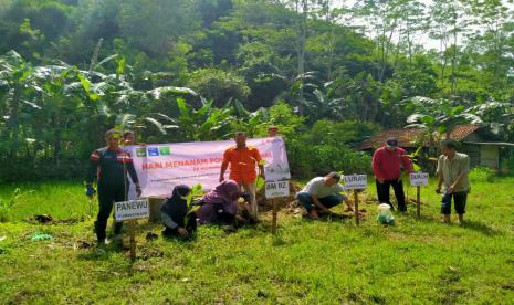 Penanaman seribu pohon oleh Rumah Zakat di Sumber Air Kali Tangis, Desa Giripurwo, Kecamatan Purwosari, Kabupaten Gunungkidul, DIY.