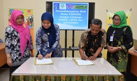  Penandangatangan kerja sama antara Dinas P3AP2KB Kabupaten Sleman dengan Yayasan Satu Nama, Lembaga Studi Pengembangan Perempuan dan Anak (LSPPA), dan Sekretariat Anak Merdeka Indonesia (Samin) di Kantor DP3AP2KB.