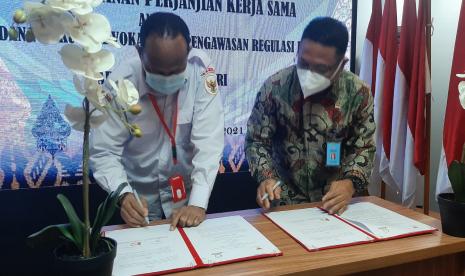 Penandatangan kerja sama antara Deputi Bidang Hukum, Advokasi dan Pengawasan Regulasi BPIP dengan Kepala Badan Keahlian Sekretariat Jenderal DPR-RI.  