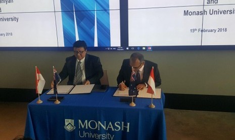 Penandatangan kerja sama antara UMS dan Monash University.