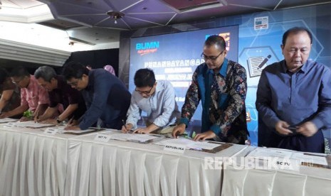 Penandatangan kerjasama Beasiswa Jurnalis Cerdas angkatan II, oleh Pemred Republika Irfan Junaedi dan Randi Anto Direktur Human Capital & Manajemen Asset BRI, Jakarta, Jumat (13/5).