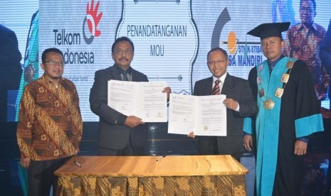 Penandatangan MoU STMIK Nusa Mandiri dengan PT Telkom Indonesia di Bekasi, Ahad (17/7/2016).