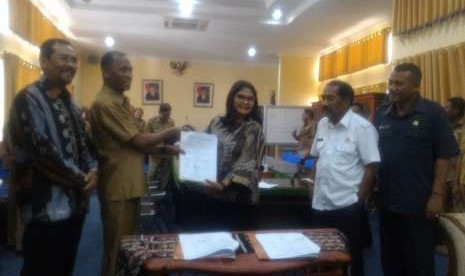 Penandatangan MOU tersebut dilakukan Bupati Rote Ndao, Drs. Leonard Haning, MM   dan Perwakilan dari Astra-YPA-MDR yaitu Ketua Pengurus YPA-MDR, Herawati Prasetyo dan Sekretaris Pengurus YPA-MDR, Kristanto