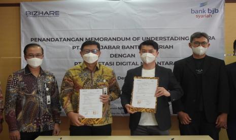 Penandatangan nota kesepahaman dilakukan oleh Direktur Utama bank bjb syariah Indra Falatehan dan CEO Bizhare Heinrich Vincent tentang Produk dan Jasa Layanan Perbankan.