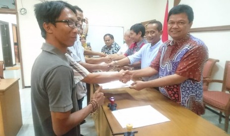 Penandatangan order pembelian (OP) antara Bulog dengan para mitra di Subdivre Surakarta yang disaksikan langsung oleh Kepala BKP Kementan Agung Hendriadi, Selasa (19/6).