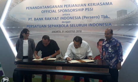 Penandatangan perjanjian kerjasama antara BRI dan PSSI, di kantor pusat BRI, Jakarta, Rabu (1/8). BRI menjadi sponsor PSSI. Yang menandatangani Ketum PSSI, Edy Rahmayadi (kiri), Dirut BRI, Suprajarto (Kanan). 