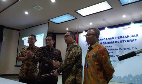 Penandatangan Perjanjian Pembelian Saham Bersyarat antara PT Bank Tabungan Negara dengan PT Permodalan Nasional Madani di Gedung Kementerian BUMN, Senin (22/4).