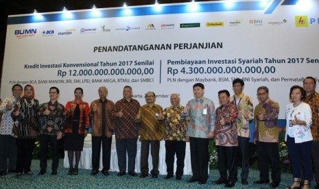 Penandatangan perjanjian pinjaman kredit investasi untuk PT PLN (Persero) di Jakarta, Kamis (2/11).