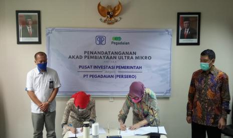 Penandatanganan akad penyaluran pembiayaan Ultra Mikro (UMi) antara Pusat Investasi Pemerintah dengan Pegadaian, Kamis (25/6). 