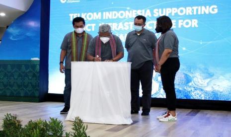 Penandatanganan artefak komitmen kesiapan hasil pembangunan Infrastruktur ICT Mandalika oleh Direktur Network & IT Solution Telkom Herlan Wijanarko (kedua dari kiri) disaksikan Gubernur Nusa Tenggara Barat Zulkieflimansyah (kedua dari kanan), Direktur Pengembangan Bisnis Indonesia Tourism Development Corporation Ema Widiastuti (paling kanan), Executive Vice President Divisi Enterprise Service Telkom Mohammad Salsabil (paling kiri) dalam kegiatan Rehersal Test ICT Infrastructure for Mandalika di Graha Merah Putih Telkom Kota Mataram, Rabu (3/11).