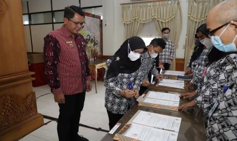 Penandatanganan Berita Acara Pemusnahan Arsip serta Penyerahan Arsip Statis 2022 di Aula Lantai 3 Pemkab Sleman. 