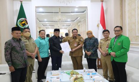 Penandatanganan Berita Acara Serah Terima Penyaluran Bantuan Keuangan Parpol bersama Dewan Pimpinan Pusat (DPP) Partai Persatuan Pembangunan (PPP). Acara tersebut dilaksanakan di Kantor Pusat DPP PPP, Jakarta Pusat, Senin (13/6/2022).