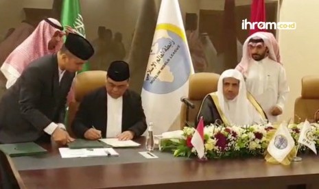 Penandatanganan dilakukan oleh Wakil Ketua Umum DMI, Syafruddin dan Sekretaris Jenderal Liga Muslim Dunia  Syaikh Dr. Muhammad Abdul Karim Al-Isa serta Ketua Yayasan Wakaf Salam Dr. Nashir Az-Zahroni.