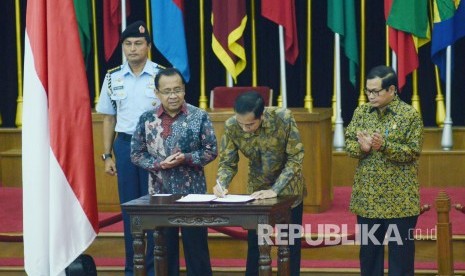 Penandatanganan hari libur nasional oleh Presiden RI Joko Widodo pada peringatan Pidato Bung Karno 1 Juni 1945, di Gedung Merdeka, Kota Bandung, Rabu (1/6). (Republika/Edi Yusuf).