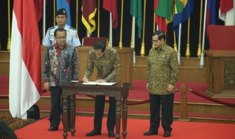 Penandatanganan hari libur nasional oleh Presiden RI Joko Widodo pada peringatan Pidato Bung Karno 1 Juni 1945, di Gedung Merdeka, Kota Bandung, Rabu (1/6). 