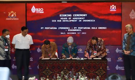 Penandatanganan Head of Agreement (HoA) oleh Direktur Utama Pertamina Nicke Widyawati dan President Asia Pacific Exxon Mobile Low Carbon Solution and President ExxonMobil Indonesia, Irtiza Sayyed.