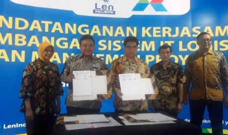 Penandatanganan kerja sama antara PT Len dan PT Rekind, dilakukan oleh Direktur Operasi I Len Industri, Linus Andor M Sijabat dan Direktur Utama Rekind, Yanuar Budinorman di Ruang Mandalawangi, PT Len Industri,  Jumat (25/1).