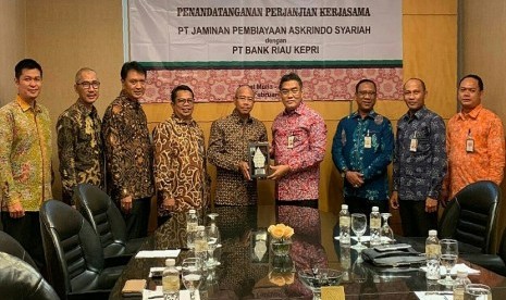 Penandatanganan kerja sama dilakukan langsung oleh Direktur Utama Askrindo Syariah, Seogiharto dan Direktur Utama Bank Riau Kepri, DR Irvandi Gustari.