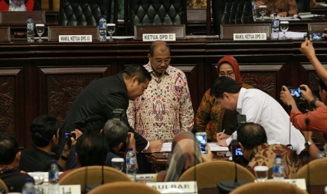 Penandatanganan kerja sama DPR RI dengan Kadin.