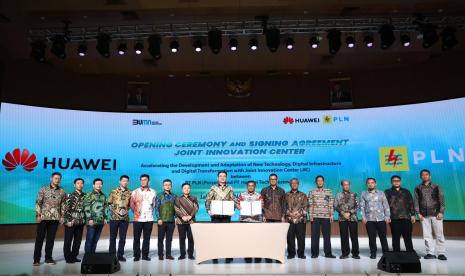 Penandatanganan kerja sama Joint Innovation Center (JIC) oleh Direktur Perencanaan Korporat dan Pengembangan Bisnis PLN Hartanto Wibowo (tengah kanan) dengan CEO of Huawei Indonesia Guo Hailong (tengah kiri) didampingi oleh Director Enterprise Business Group Huawei Indonesia James Zeng (kelima dari kiri), Vice General Manager Huawei Indonesia Jeffrey Wang (keenam dari kiri), VP Enterprise Business Group Huawei Indonesia Lawrence Wu (ketujuh dari kiri), Director of MSSD Enterprise Business Group Huawei Indonesia Franck Xu (keempat dari kiri), Channel Director Enterprise Business Group Huawei Indonesia Terry Liu (ketiga dari kiri), Industry Development Expert Huawei Indonesia David Luo (kedua dari kiri) dan Delivery and Service Director Electric Power Digitalization Business Unit Huawei Bing Wang (kiri).