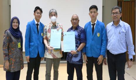  Penandatanganan Kerja Sama MoU Program SMK PK antara SMKN 3 Sukabumi dan Bogasari dihadiri lVice President HR Bogasari Anwar Agus (paling kanan) dan Ivo Ariawan Senior Vice President Marketing Bogasari (tengah) dengan Kepala Sekolah SMKN 3 Sukabumi Didies Darmawan.  Didampingi Guru Tata Boga siswa di Gedung BBC, Pabrik Bogasari, Jakarta Utara, Kamis (22/09/2022)