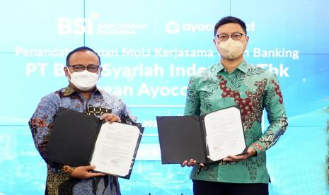 Penandatanganan kerja sama PT Bank Syariah Indonesia Tbk (BSI) Ayoconnect untuk pengembangan solusi berbasis teknologi Open Banking oleh Direktur Information Technology BSI Achmad Syafii (dua dari kiri) dan Chief Financial Officer Ayoconnect Alex Jatra (tiga dari kiri), disaksikan oleh Wakil Direktur Utama 2 BSI Abdullah Firman Wibowo (kiri), Komisaris & Penasihat Strategis Ayoconnect Ilham Akbar Habibie (empat dari kiri) dan Chief Operating Officer Ayoconnect Chiragh Kirpalani (kanan). 