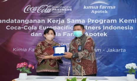 Penandatanganan kerja sama PT Kimia Farma Apotek (KFA) dan Coca-Cola Europacific Partners (CCEP) dilakukan oleh Direktur Utama KFA Nurtjahjo Walujo Wibowo dan Public Affairs, Communications, and Sustainability Director CCEP Indonesia & PNG dan People & Culture Director (Acting) CCEP Indonesia Lucia Karina di Kimia Farma Premier Radio Dalam, Jakarta, Jumat (24/9)