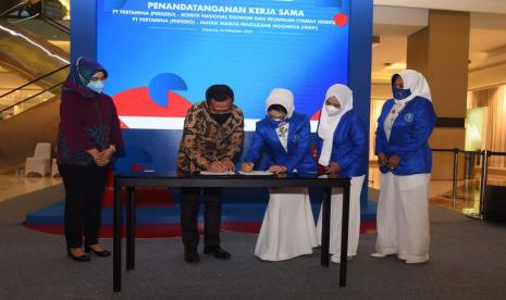 Penandatanganan kerja sama yang dilakukan oleh Corporate Secretary Pertamina Brahmantya Satyamurti Poerwadi, dan Ketua Umum DPP Ikatan Wanita Pengusaha Indonesia (IWAPI), Dyah Anita Prihapsari, disaksikan langsung oleh Direktur Utama Pertamina Nicke Widyawati dan Direktur Keuangan Pertamina, Emma Sri Martini, beberapa waktu yang lalu.