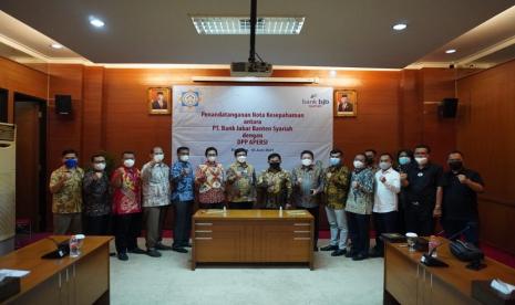 Penandatanganan Kerjasama antara Apersi dengan PT Bank Jabar Banten Syariah dilakukan oleh Direktur Utama PT Bank Jabar Banten Syariah Indra Falatehan dengan Ketua Umum Apersi Junaidi Abdillah, Wakil Ketua Umum Bidang Perbankan Firman Budiman dan Wakil Ketua Umum Bidang Kebijakan Publik M.Solikin, Kamis (10/6) di Kantor Pusat Bank Jabar Banten Syariah, Jalan Braga Bandung, Jawa Barat. 