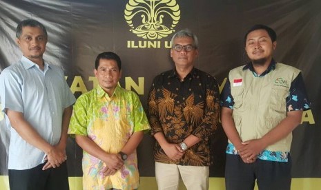 penandatanganan kerjasama antara Arief Budhy Hardono, Ketua Ikatan Alumni Universitas Indonesia, dan Agung Heru Setiawan, Direktur Utama LazNas LMI. 