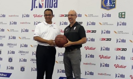 Penandatanganan kerjasama antara Pemprov DKI Jakarta dengan National Basketball Association (NBA) untuk memadukan kurikulum olahraga basket dan pengembangan kebugaran di seluruh sekolah di Jakarta, Kamis (17/10). 